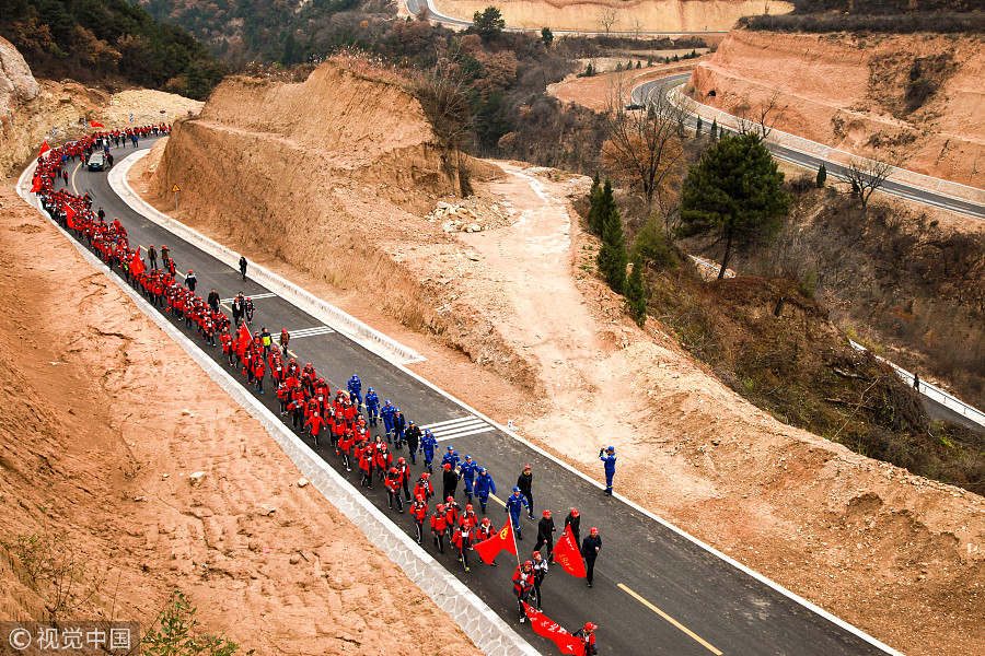 Galeria: Centenas de estudantes juntam-se para caminhada em Shanxi