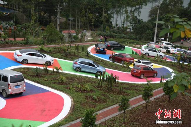 Chongqing: Rua colorida aberta à circulação