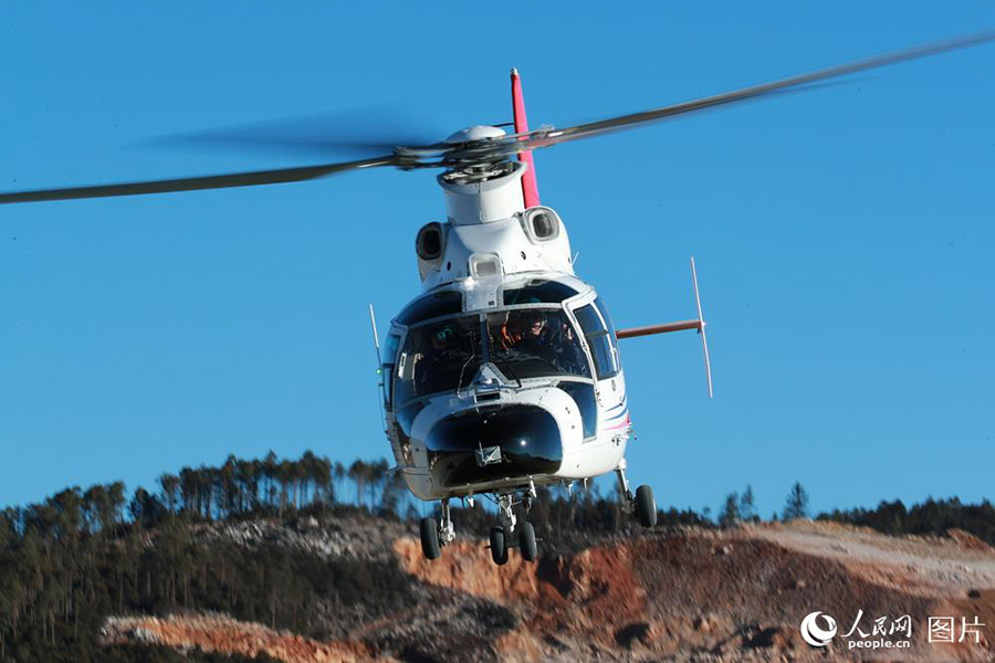 Helicóptero chinês AC312E realiza voo experimental