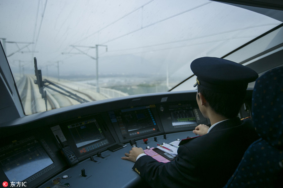 Ferrovia de alta velocidade entre Xi'an e Chengdu realiza teste de operação