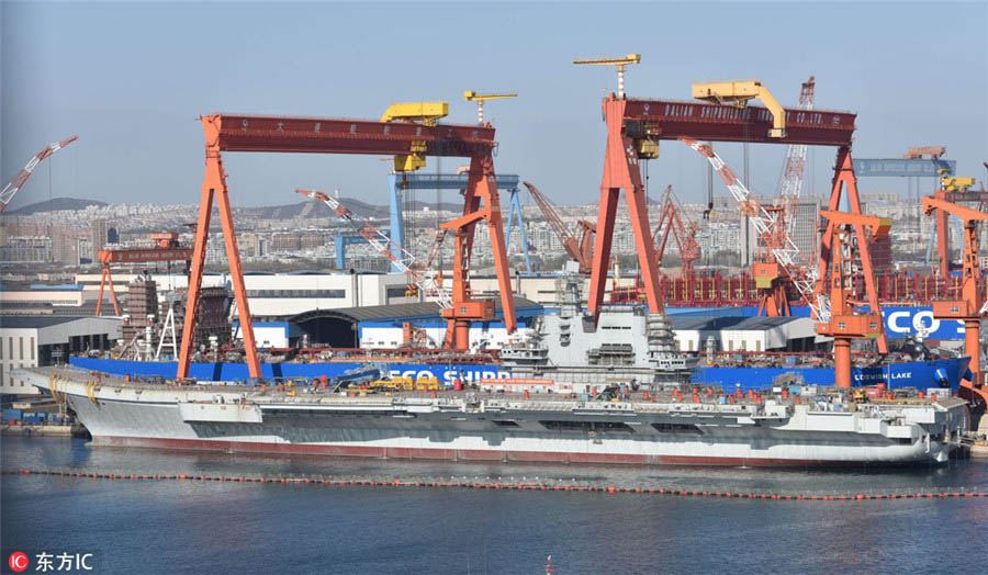 Primeiro porta-aviões de fabrico chinês finaliza instalação de equipamentos