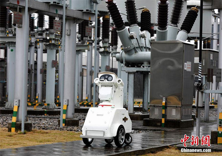 Robô e drone patrulham sub-estação de alta voltagem em Chongqing