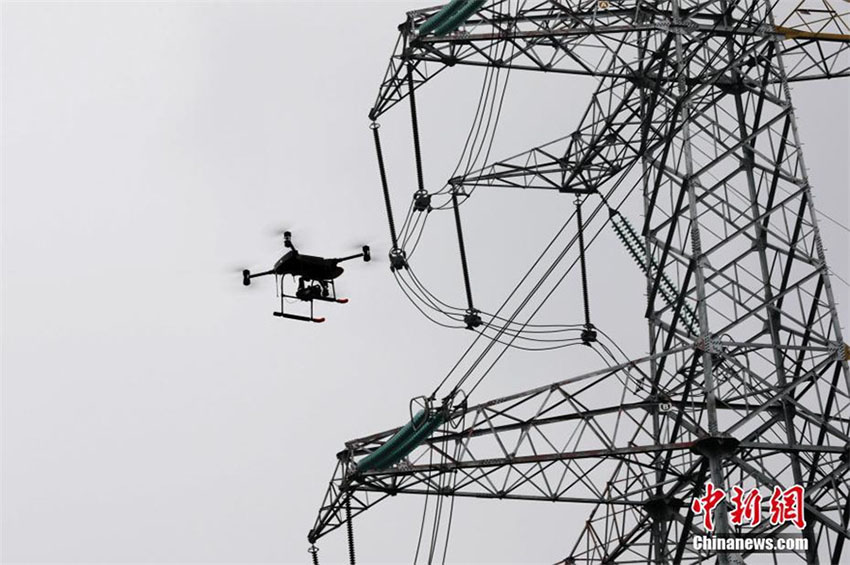 Robô e drone patrulham sub-estação de alta voltagem em Chongqing