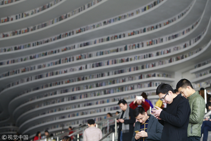 Biblioteca futurista atrai leitores e visitantes