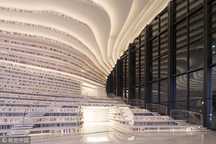 Biblioteca futurista atrai leitores e visitantes