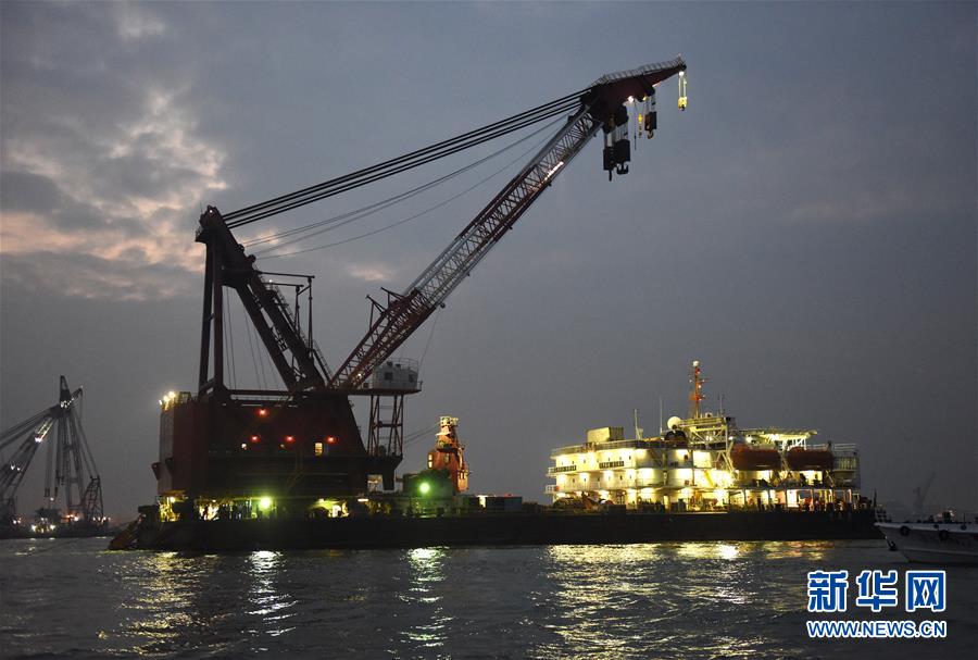 Sete resgatados e cinco presos depois de navio afundar no sul da China