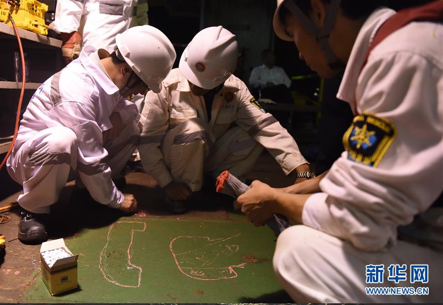 Sete resgatados e cinco presos depois de navio afundar no sul da China
