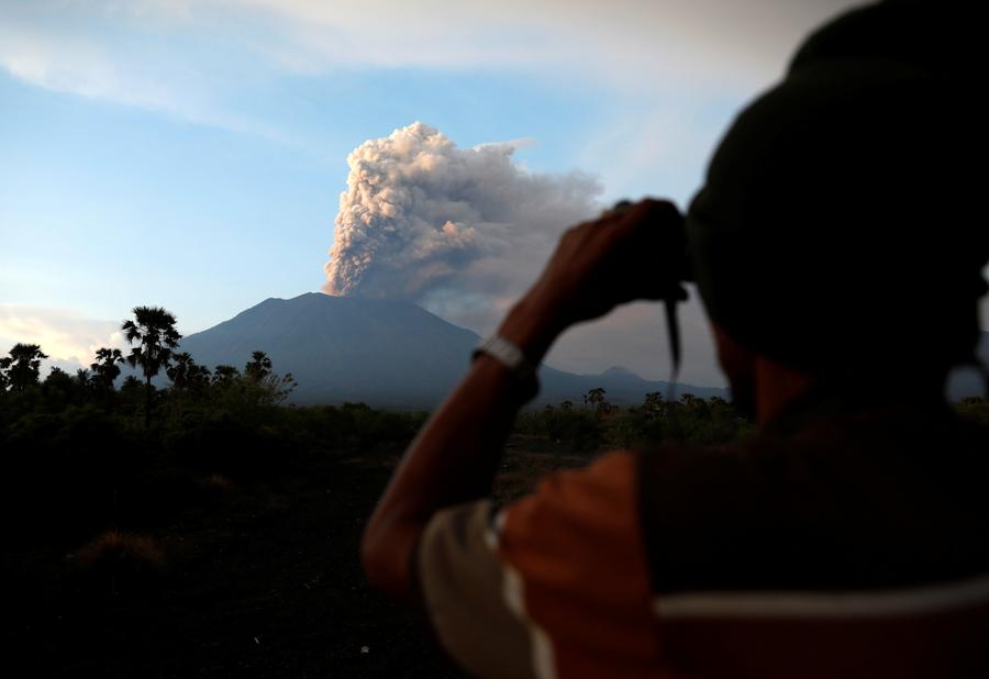 Erupção vulcânica obriga Indonésia a prolongar encerramento do aeroporto de Bali 