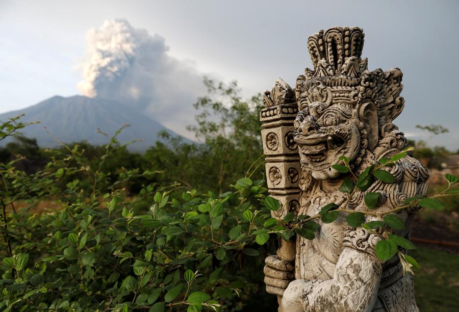 Erupção vulcânica obriga Indonésia a prolongar encerramento do aeroporto de Bali 