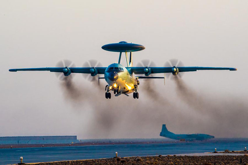 Força Aérea do ELP realiza exercícios no deserto