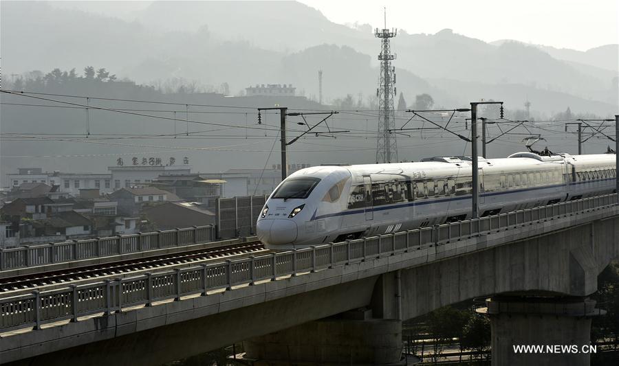 Primeiro caminho-de-ferro ao longo do interior das montanhas Qingling entra em fase de testes