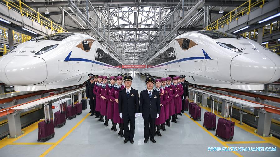 Membros da tripulação dos trens-bala da ferrovia Xi'an-Chengdu posam para fotos