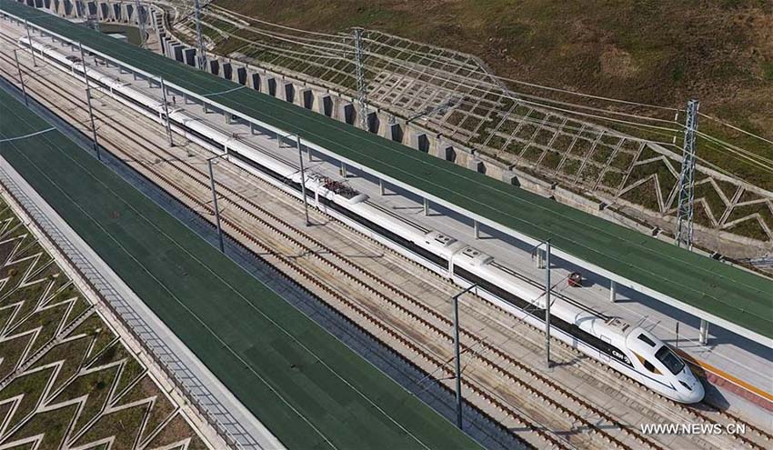 Ferrovia de alta velocidade Xi’an-Chengdu entra em funcionamento