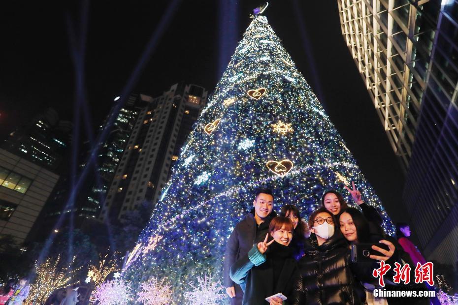 Galeria: Shanghai ilumina árvore de natal com 23 metros 