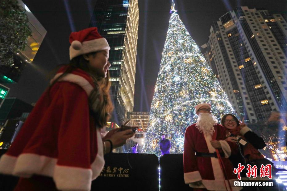 Galeria: Shanghai ilumina árvore de natal com 23 metros 