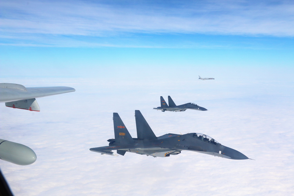 Força Aérea da China realiza exercício em alto-mar