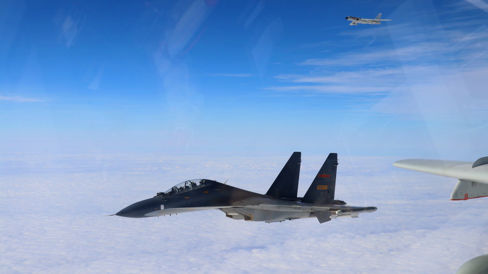 Força Aérea da China realiza exercício em alto-mar