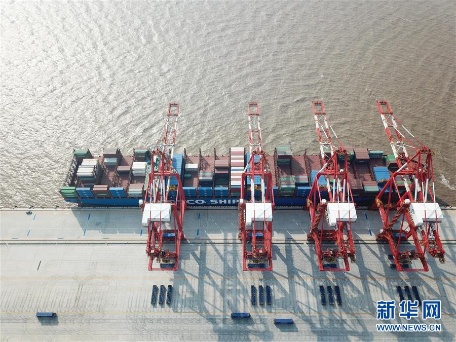 Maior terminal automatizado de contêineres do mundo aberto em Shanghai