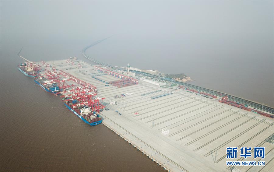 Maior terminal automatizado de contêineres do mundo aberto em Shanghai