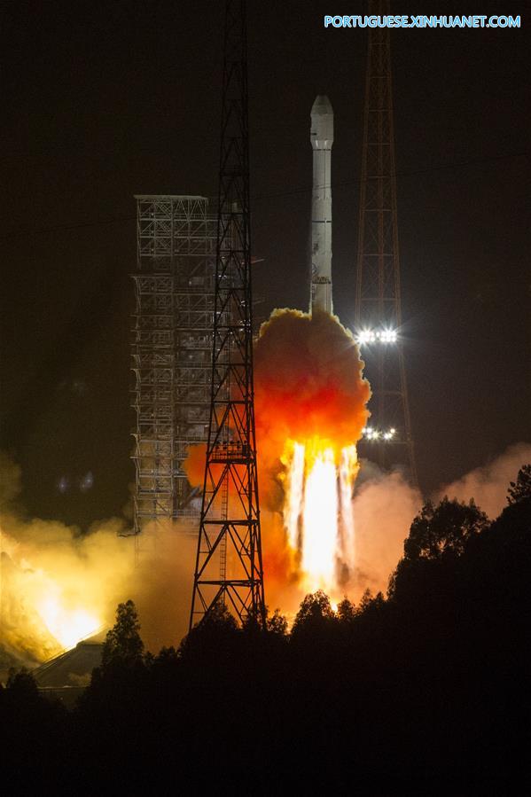 China lança primeiro satélite de comunicação da Argélia