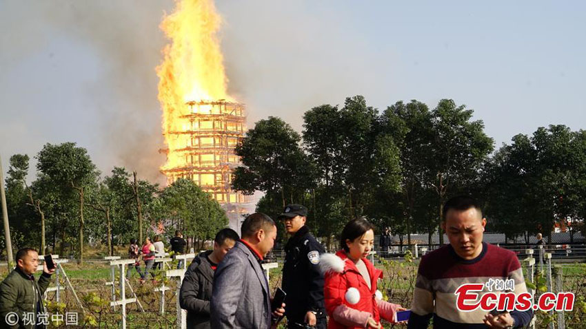 Pagode de madeira mais alto da Ásia destruído em incêndio