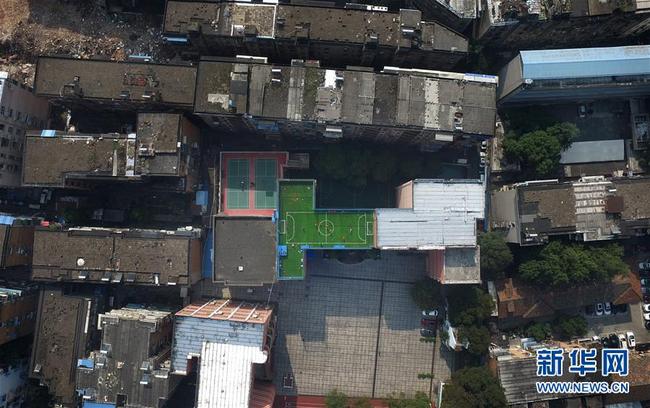 Minicampo de futebol no topo de edifício se torna viral nas redes sociais
