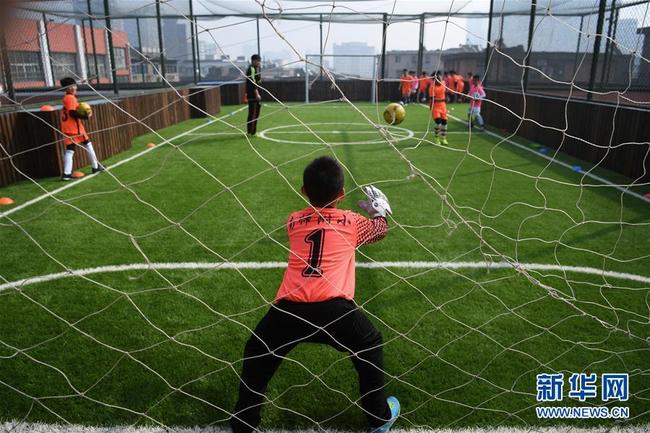 Minicampo de futebol no topo de edifício se torna viral nas redes sociais