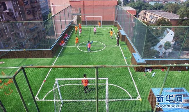 Minicampo de futebol no topo de edifício se torna viral nas redes sociais