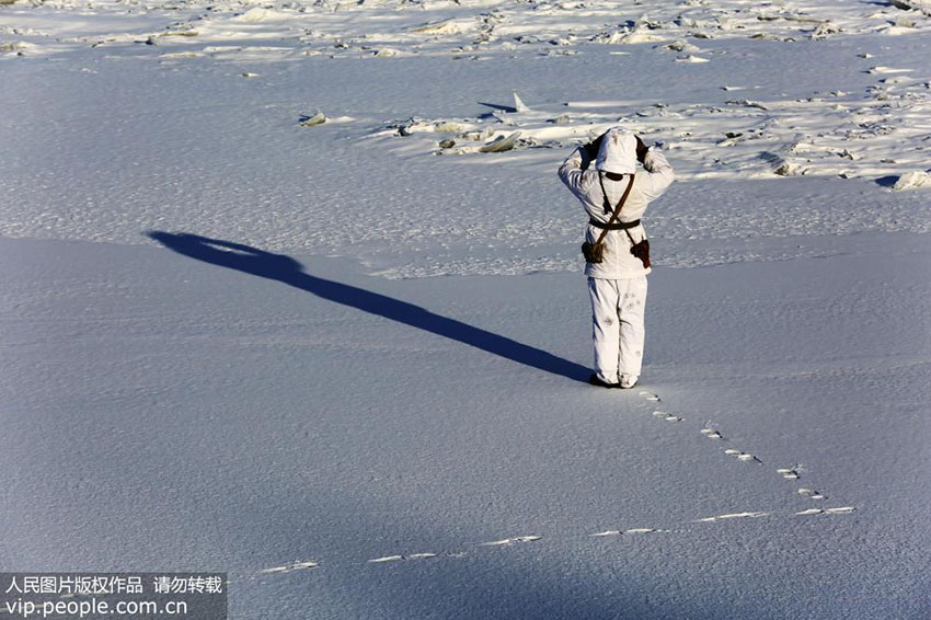Soldados protegem fronteiras da China em temperaturas frígidas