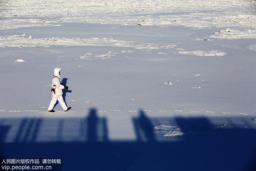 Soldados protegem fronteiras da China em temperaturas frígidas