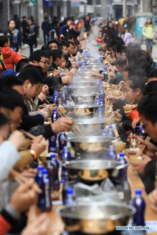 Cerca de 1.000 turistas experimentam hotpot “Niubie” em Guizhou