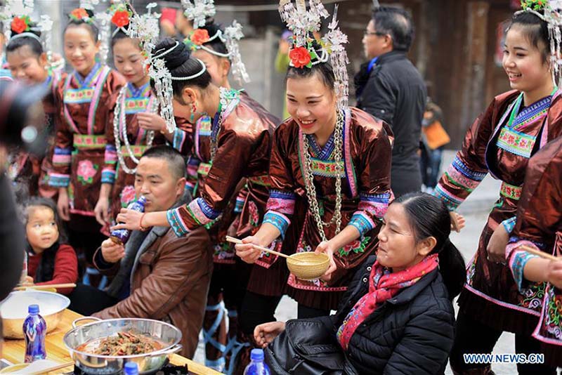 Cerca de 1.000 turistas experimentam hotpot “Niubie” em Guizhou