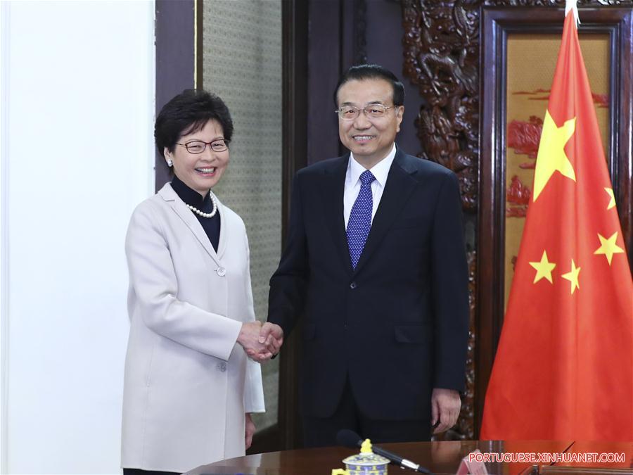 Premiê chinês reúne-se com chefes de Hong Kong e Macau