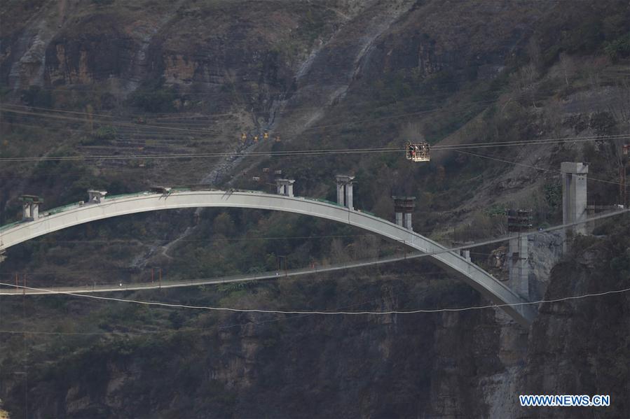 Teleférico sobre o rio Jinshajiang no sudoeste da China encerrará em 2018