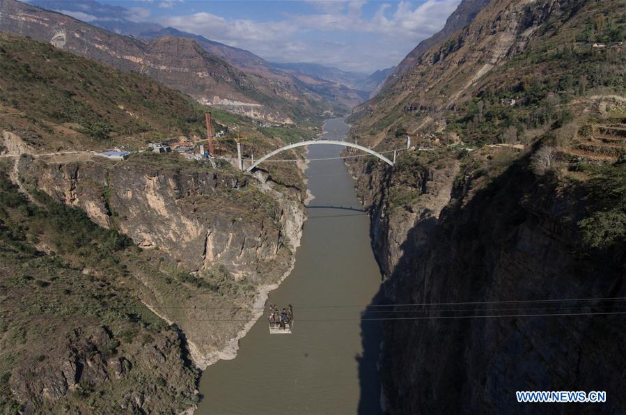 Teleférico sobre o rio Jinshajiang no sudoeste da China encerrará em 2018