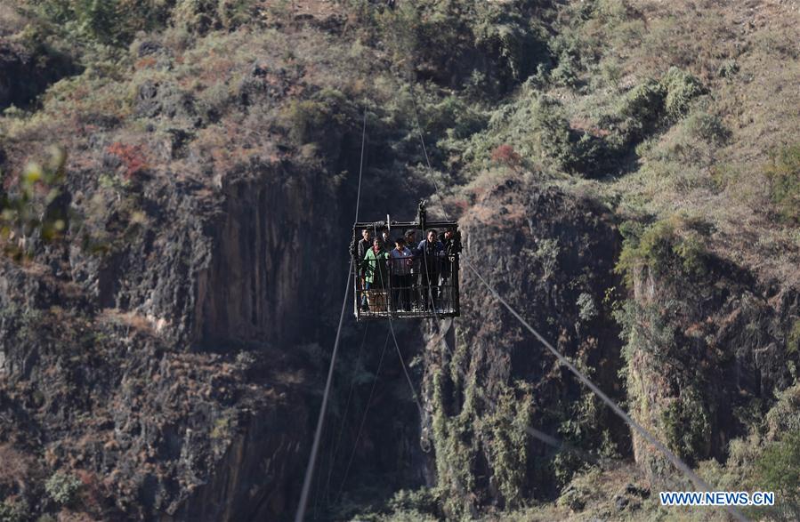 Teleférico sobre o rio Jinshajiang no sudoeste da China encerrará em 2018