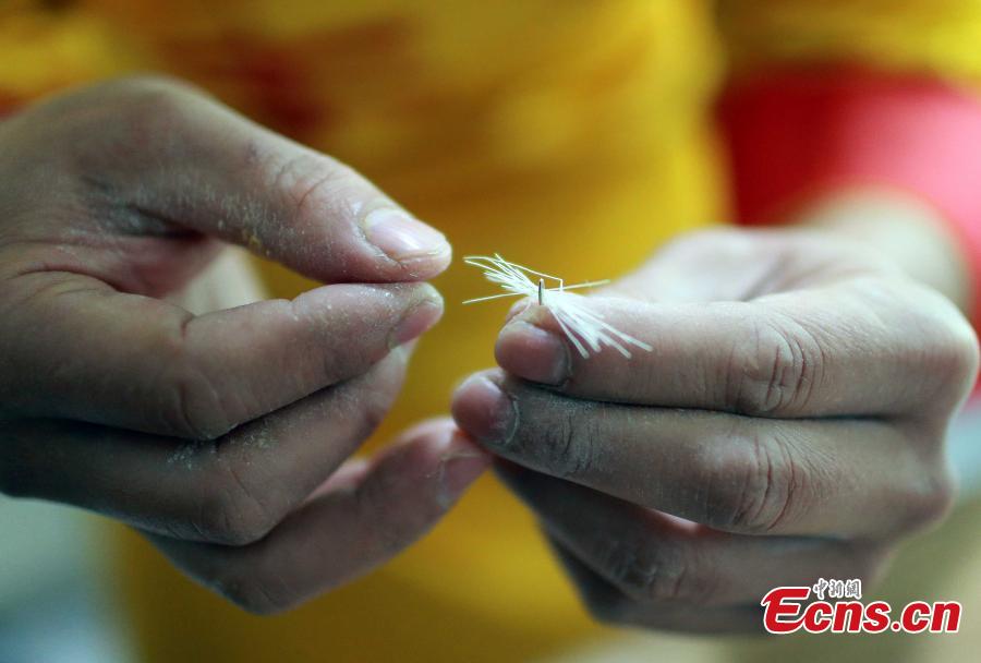 Insólito: Chef chines coloca 42 fios de macarrão em orifício de agulha