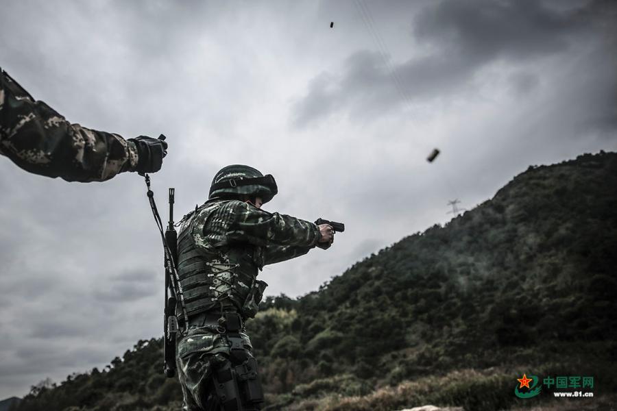 Forças especiais da China realizam treinamento no leste da China