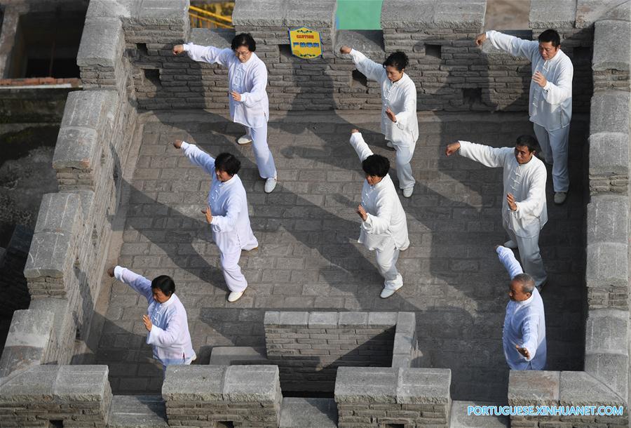 Entusiastas de Tai Chi praticam em Chongqing, no sudoeste da China