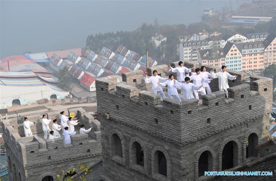 Entusiastas de Tai Chi praticam em Chongqing, no sudoeste da China