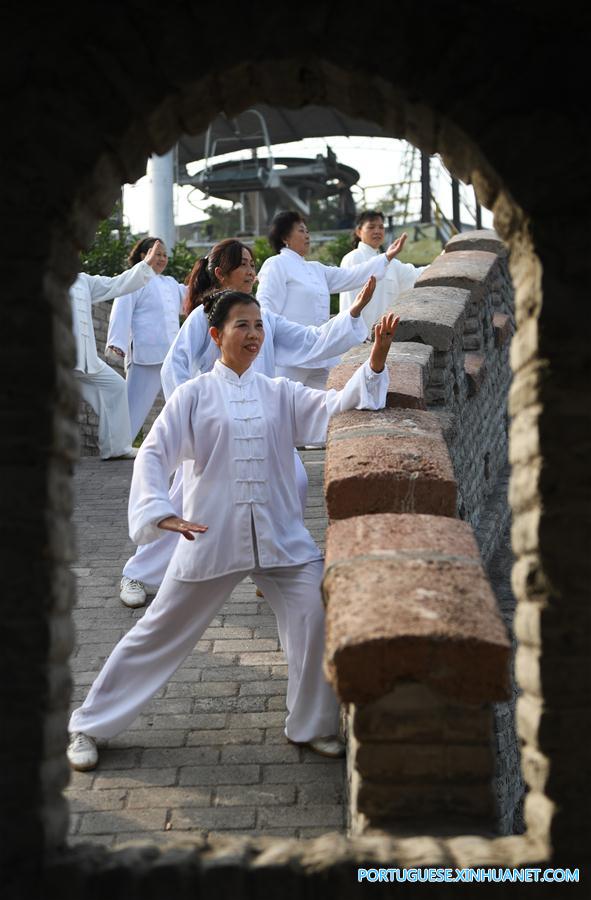 Entusiastas de Tai Chi praticam em Chongqing, no sudoeste da China