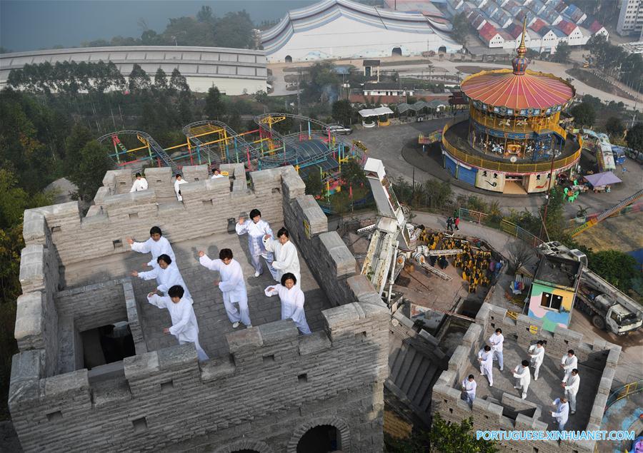Entusiastas de Tai Chi praticam em Chongqing, no sudoeste da China