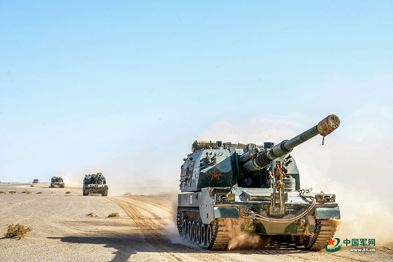 Brigada de artilharia do ELP realiza exercício de manobra no deserto de Gobi
