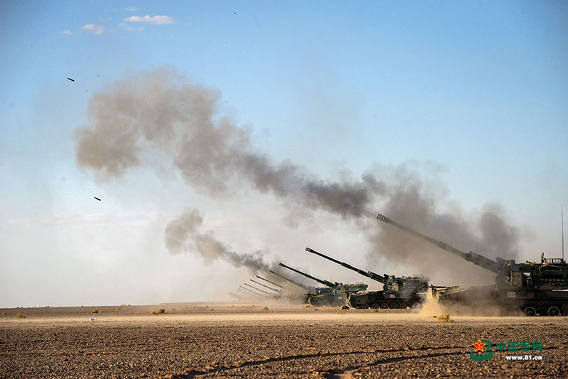 Brigada de artilharia do ELP realiza exercício de manobra no deserto de Gobi