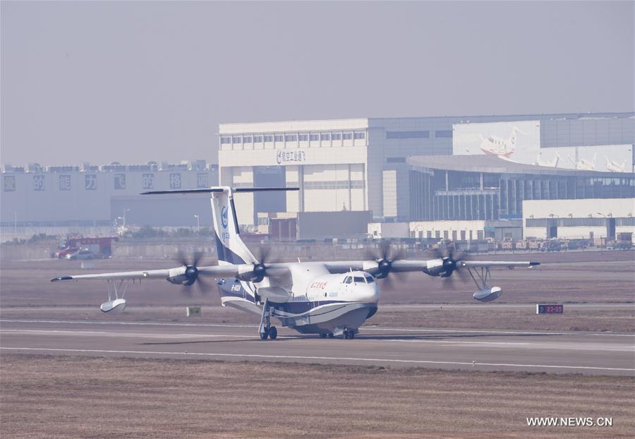 Primeira aeronave anfíbia de grande porte chinesa realiza voo inaugural