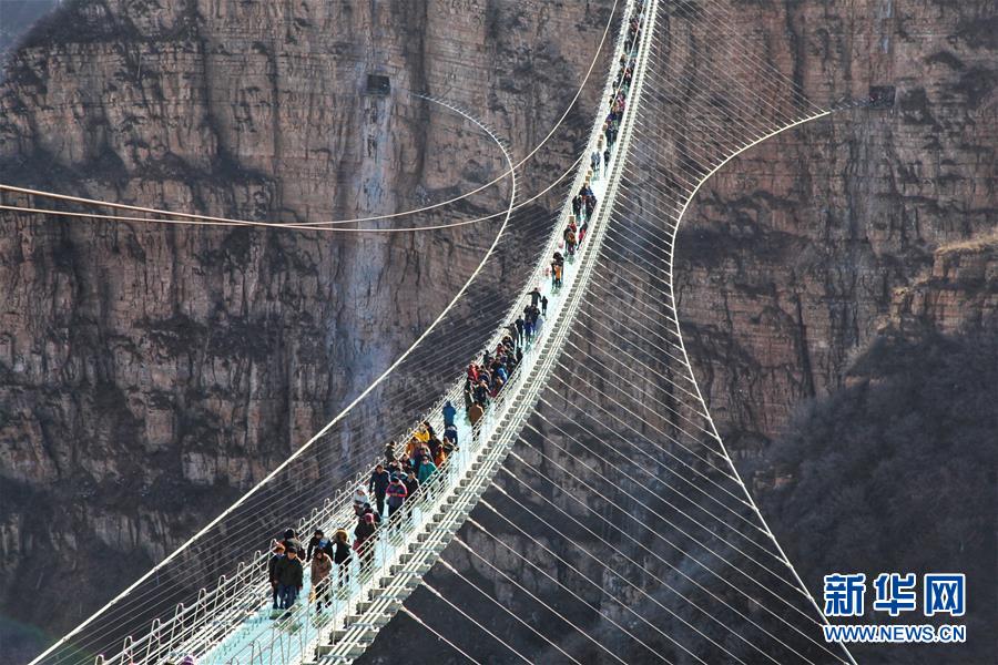 Ponte suspensa de vidro aberta ao público no norte da China