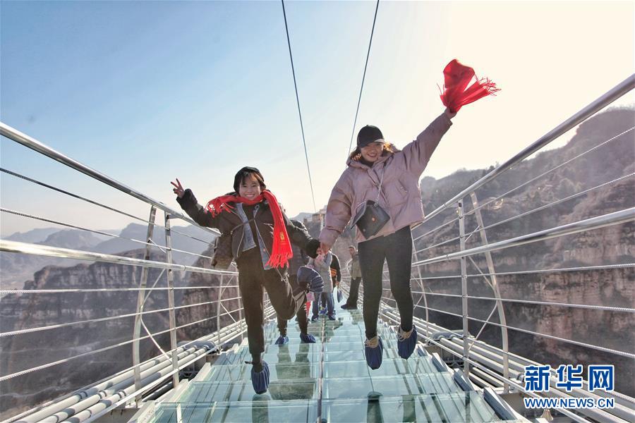 Ponte suspensa de vidro aberta ao público no norte da China