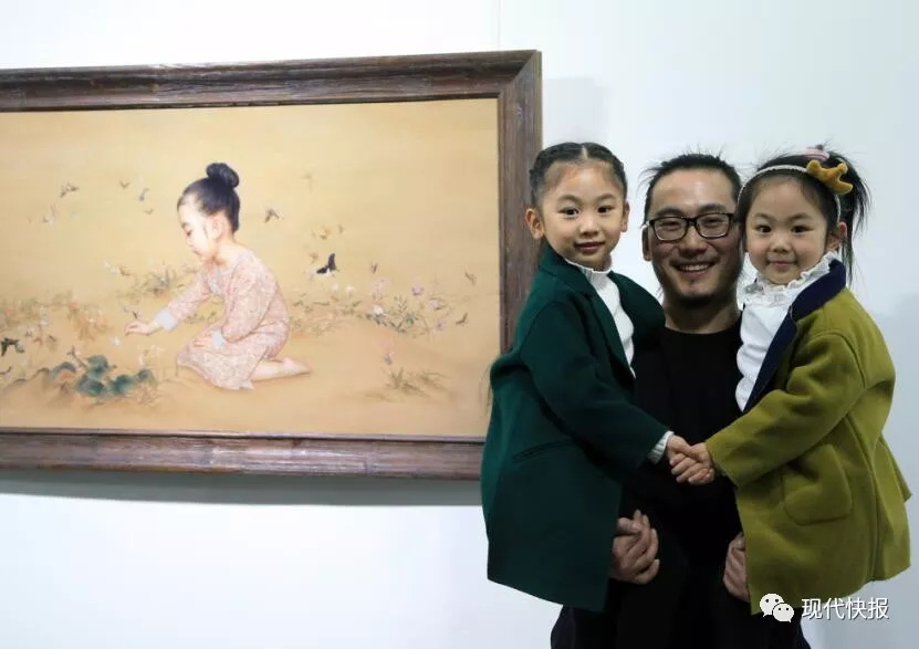 Jovem pai vira celebridade online após pintar retratos das filhas