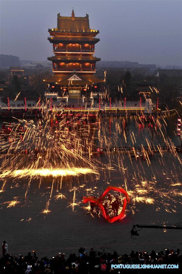 Pessoas interpretam dança do dragão de fogo para celebrar o ano novo em Shandong