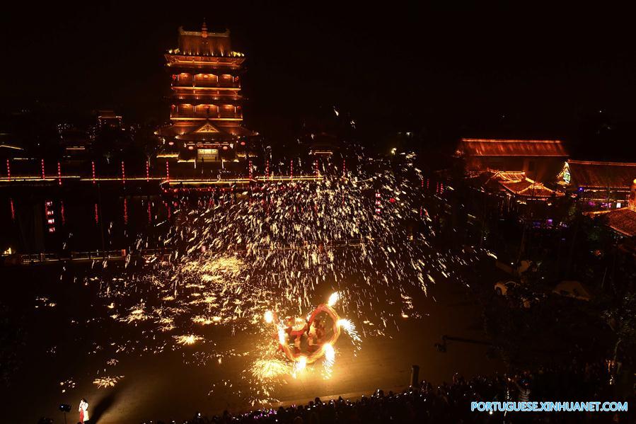 Pessoas interpretam dança do dragão de fogo para celebrar o ano novo em Shandong
